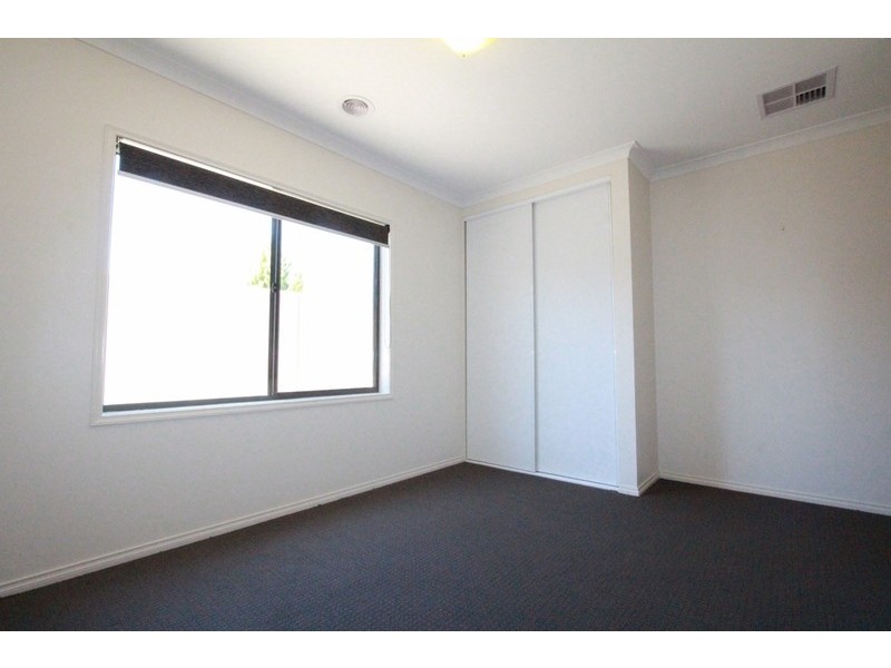 2 Tununga Circuit, Kangaroo Flat VIC 3555