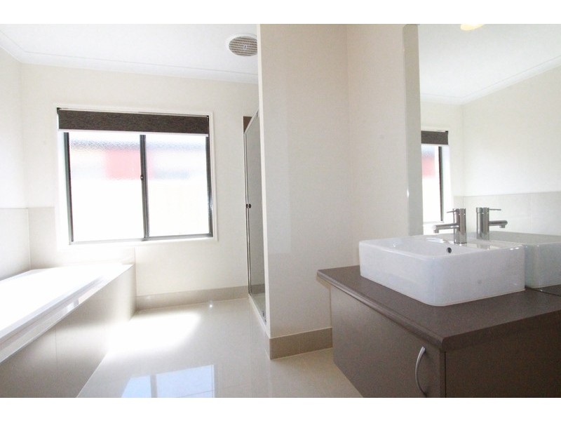 2 Tununga Circuit, Kangaroo Flat VIC 3555