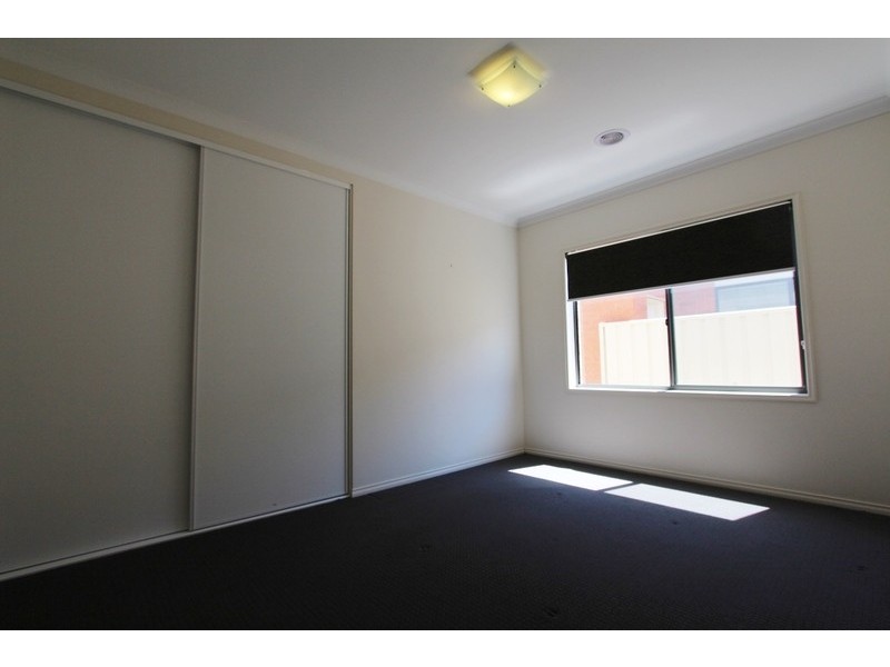 2 Tununga Circuit, Kangaroo Flat VIC 3555