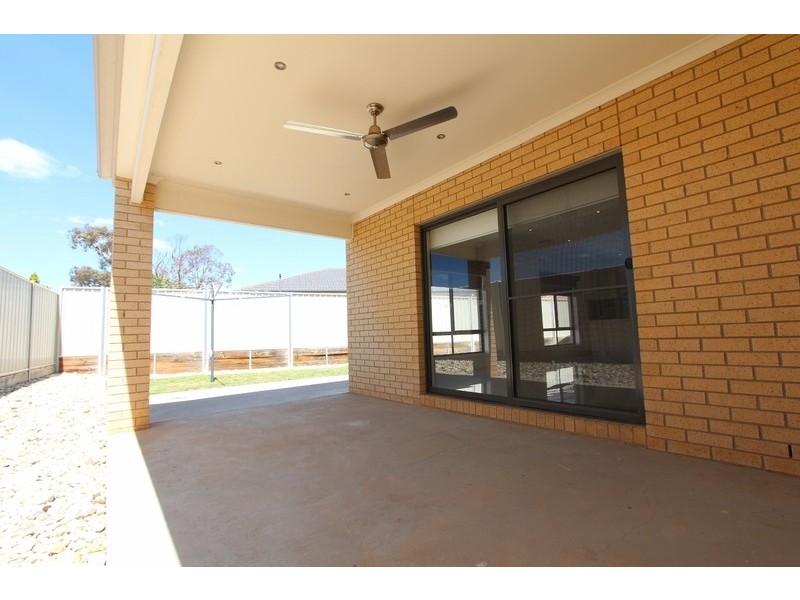 2 Tununga Circuit, Kangaroo Flat VIC 3555
