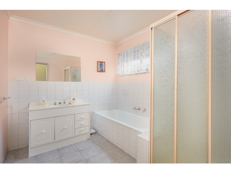 4 Sherman Crescent, Spring Gully VIC 3550