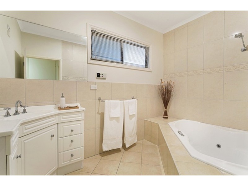 8 Brodie Street, Quarry Hill VIC 3550