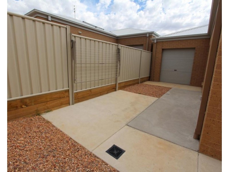 2/67-71 Osborne Street, Flora Hill VIC 3550