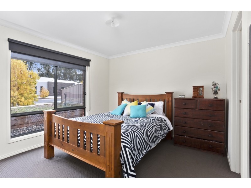 4 Lorna Court, White Hills VIC 3550