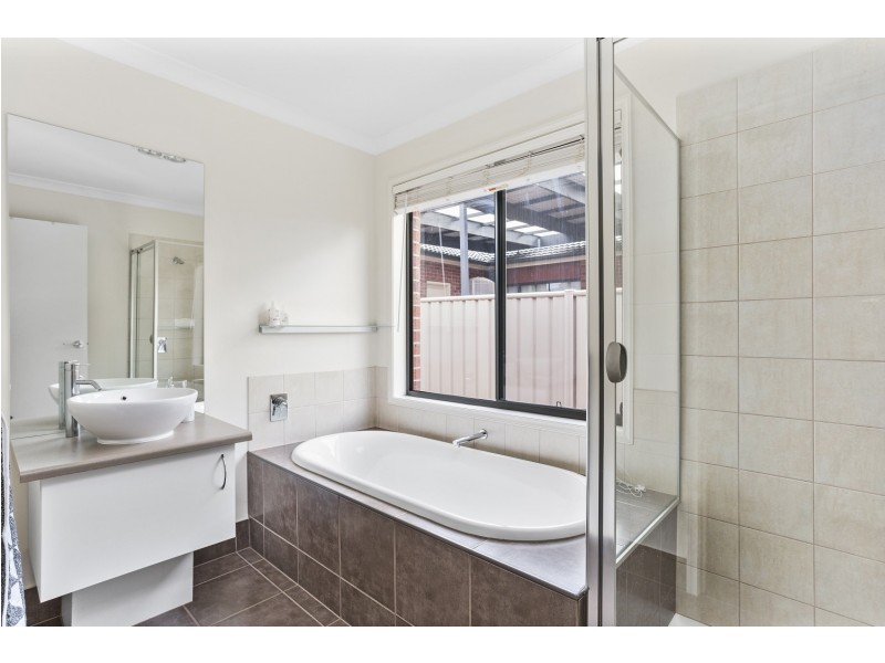 4 Lorna Court, White Hills VIC 3550