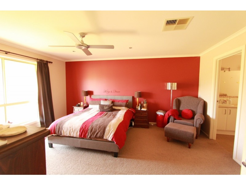 14 Palmer Road, Neilborough VIC 3570
