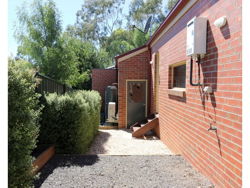2/17 Spring Gully Road, Quarry Hill VIC 3550