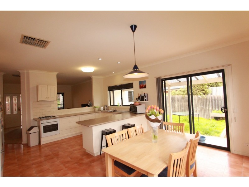 18 Peppertree Grove, Strathdale VIC 3550