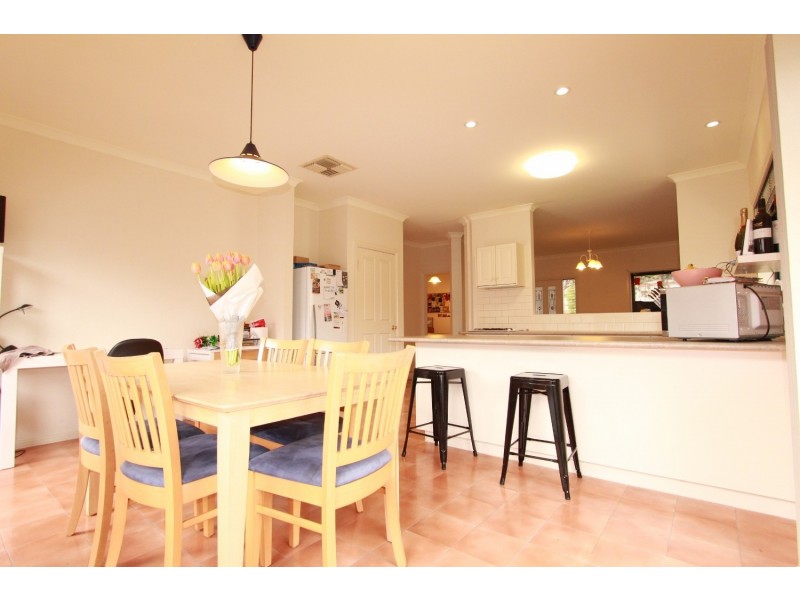 18 Peppertree Grove, Strathdale VIC 3550