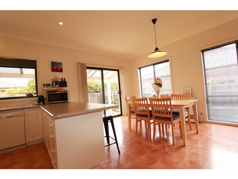 18 Peppertree Grove, Strathdale VIC 3550