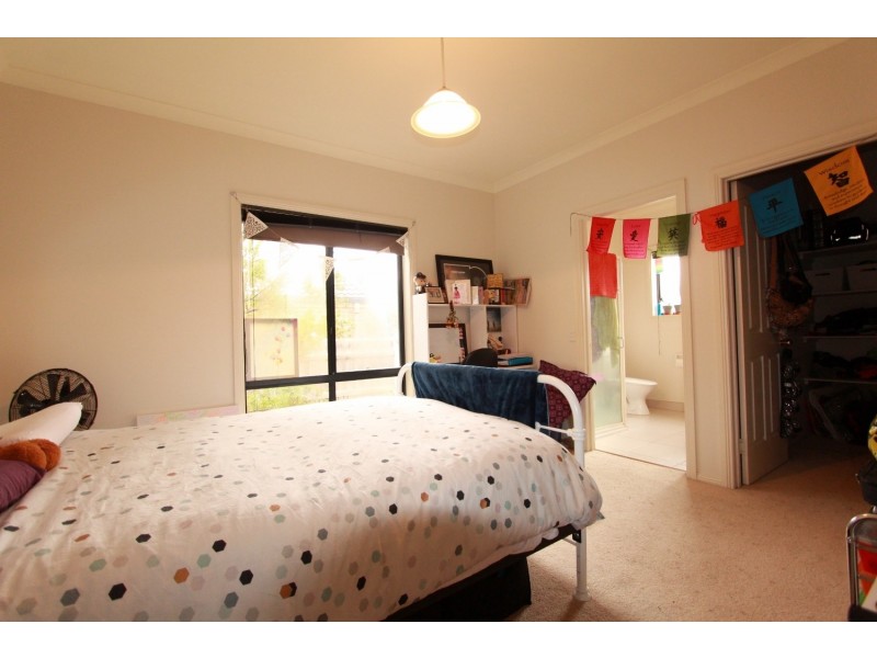 18 Peppertree Grove, Strathdale VIC 3550