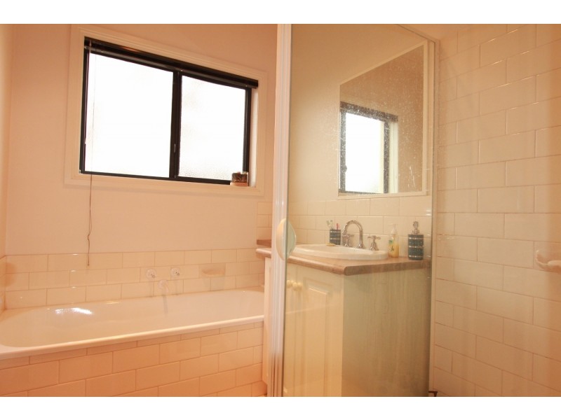 18 Peppertree Grove, Strathdale VIC 3550