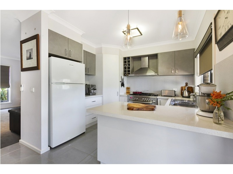 4 Luke Place, Flora Hill VIC 3550