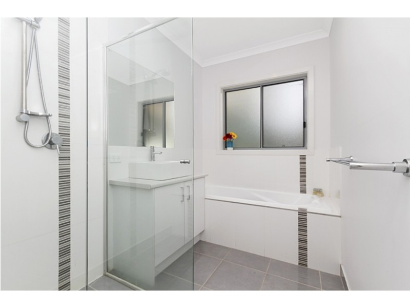 4 Luke Place, Flora Hill VIC 3550