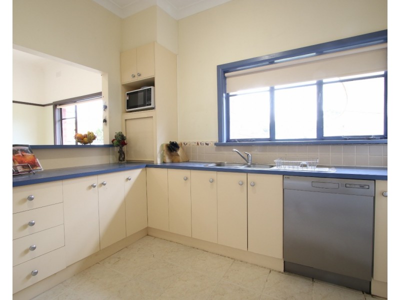 8 Margaret Crescent, Flora Hill VIC 3550