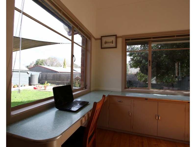 8 Margaret Crescent, Flora Hill VIC 3550