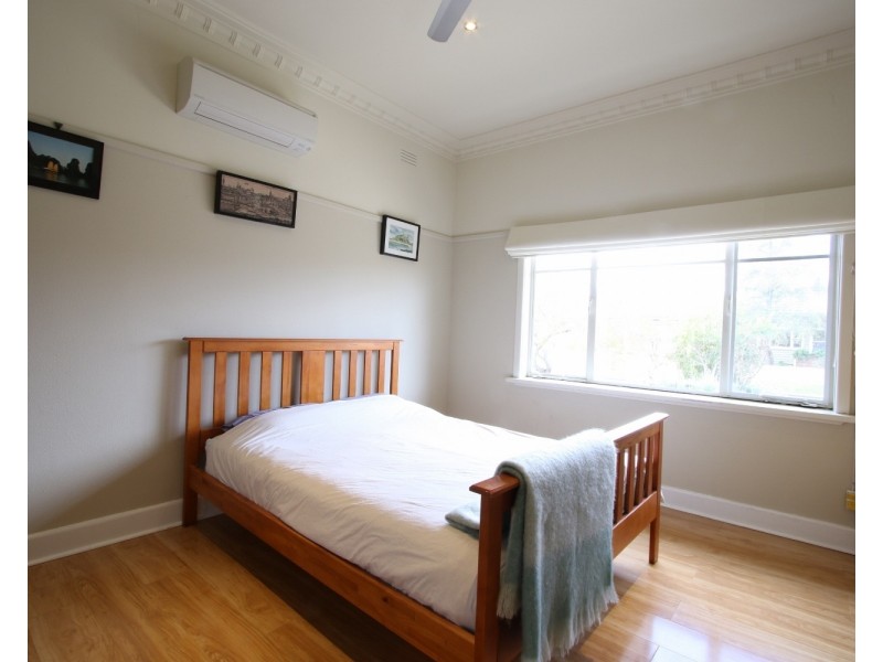 8 Margaret Crescent, Flora Hill VIC 3550