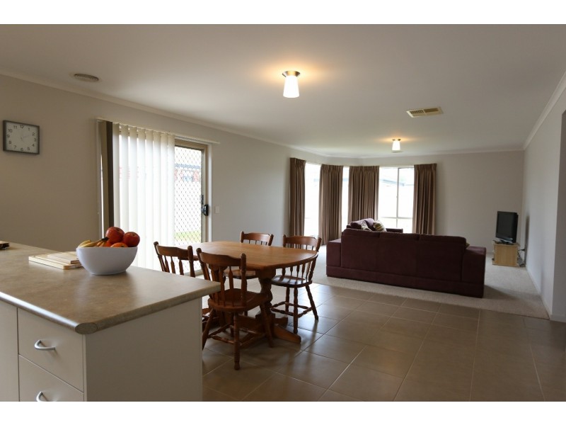 13 Lorikeet Avenue, Epsom VIC 3551