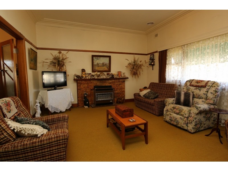 6 Wallace Avenue, Flora Hill VIC 3550