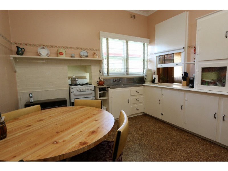 6 Wallace Avenue, Flora Hill VIC 3550