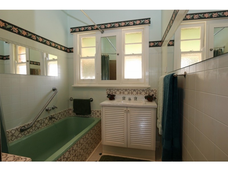 6 Wallace Avenue, Flora Hill VIC 3550