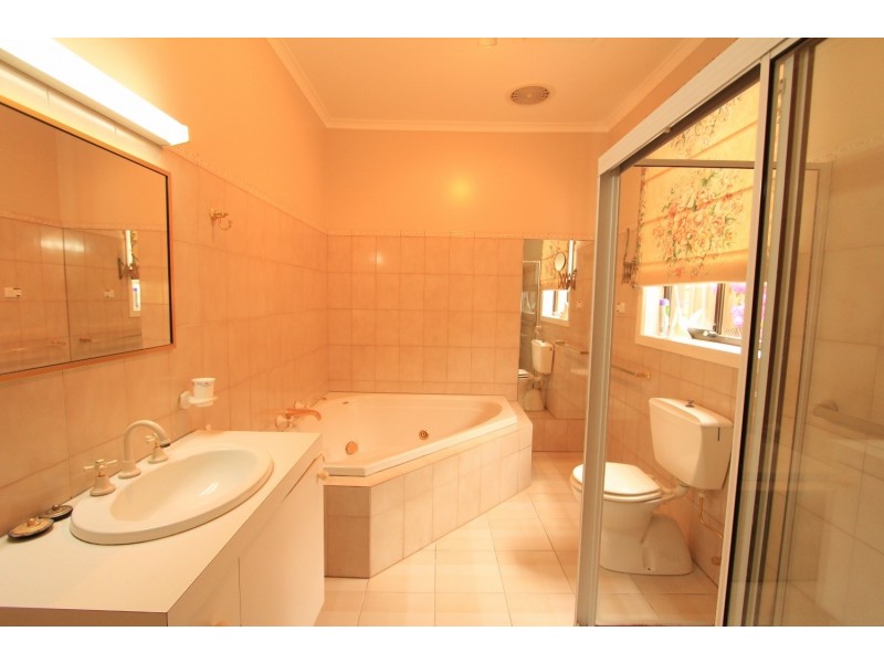 8 McMillan Street, Kennington VIC 3550