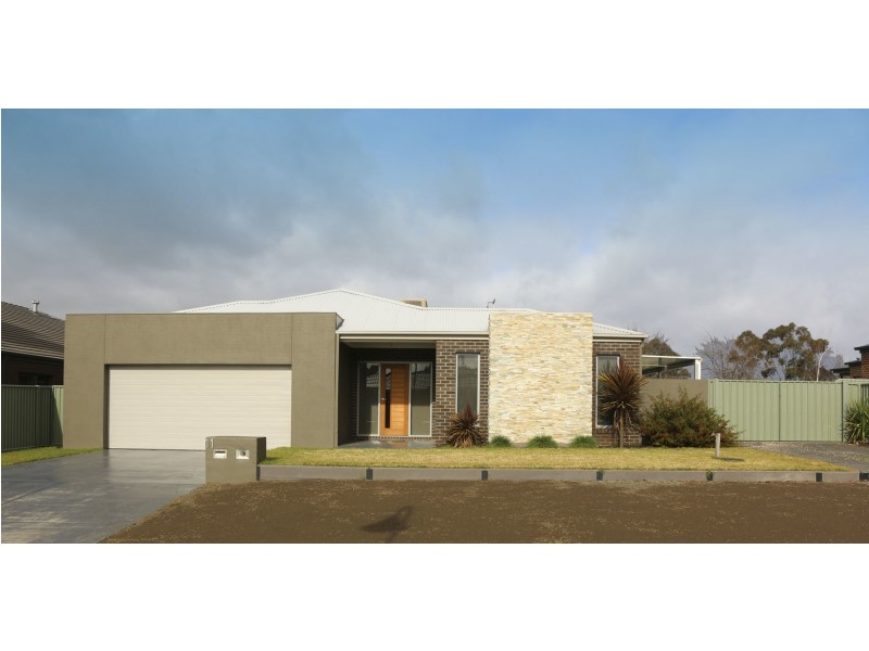 11 Stirling Avenue, Junortoun VIC 3551