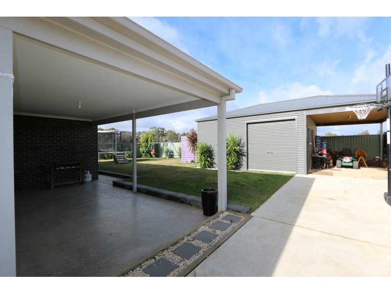 11 Stirling Avenue, Junortoun VIC 3551