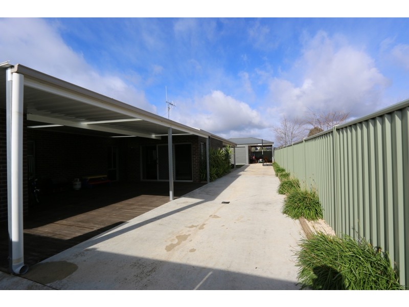 11 Stirling Avenue, Junortoun VIC 3551