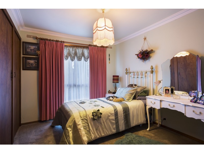 33 Emmett Street, Golden Square VIC 3555