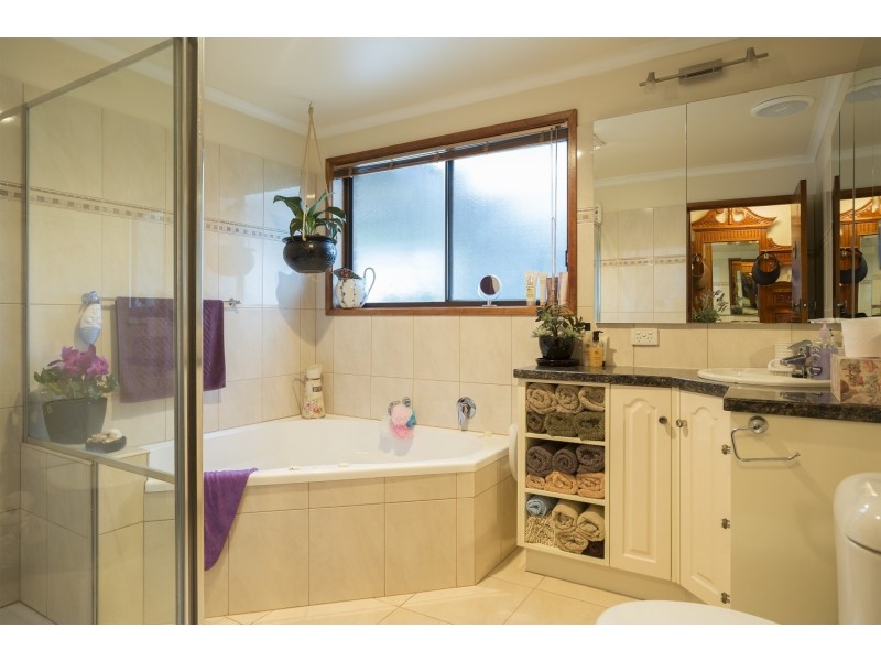 33 Emmett Street, Golden Square VIC 3555