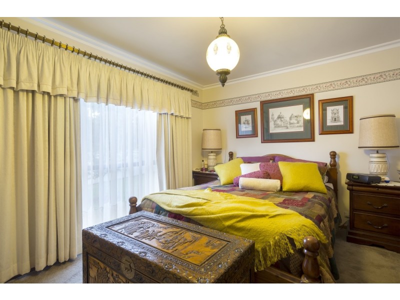 33 Emmett Street, Golden Square VIC 3555