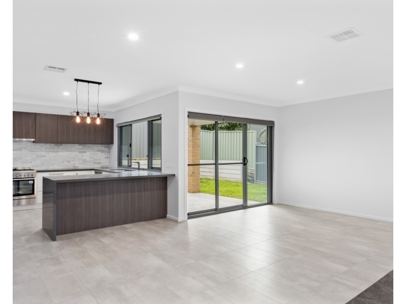 1/60a Honeysuckle Street, Ironbark VIC 3550