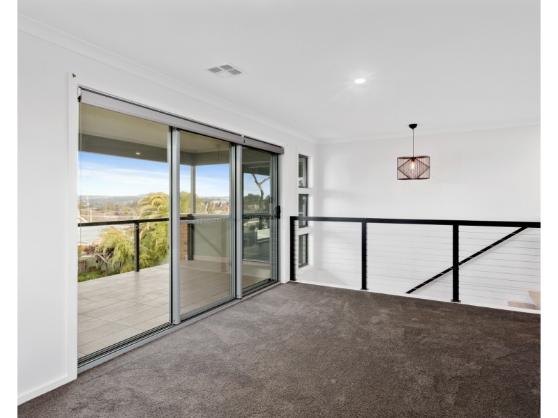 1/60a Honeysuckle Street, Ironbark VIC 3550
