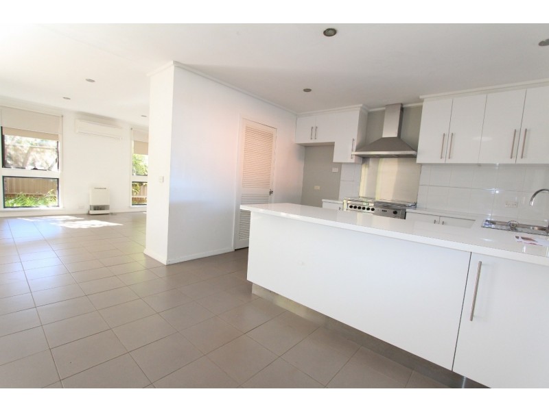 11 Desmond Street, Strathdale VIC 3550