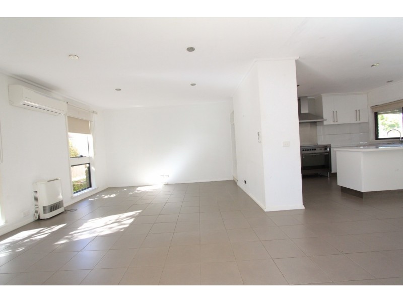 11 Desmond Street, Strathdale VIC 3550