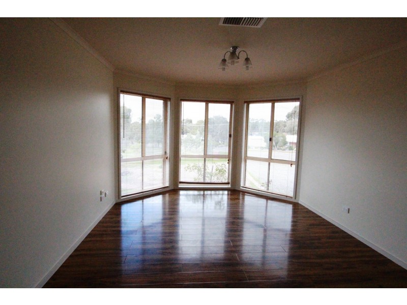 8 Settlers Place, Maiden Gully VIC 3551