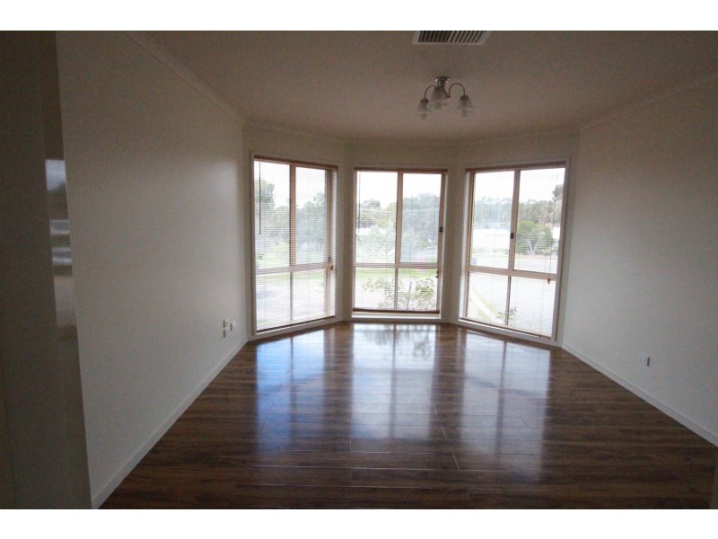 8 Settlers Place, Maiden Gully VIC 3551