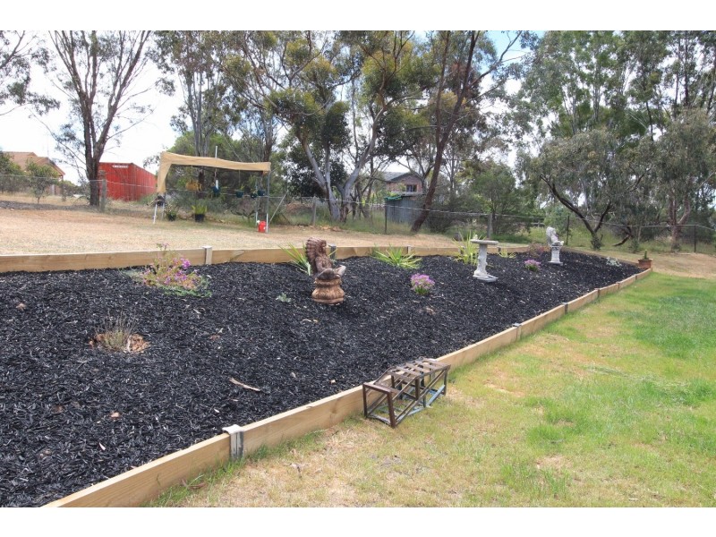 8 Settlers Place, Maiden Gully VIC 3551