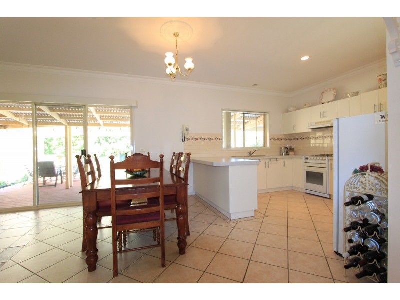 4 McCalman Court, Strathdale VIC 3550