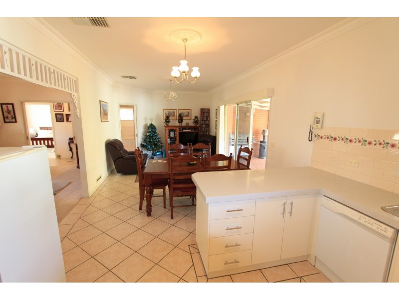 4 McCalman Court, Strathdale VIC 3550