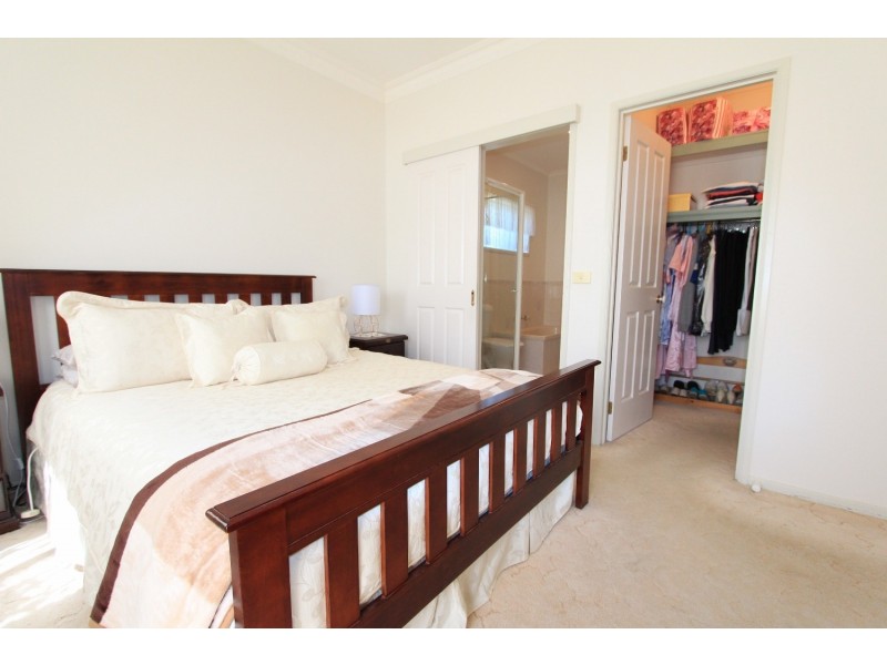 4 McCalman Court, Strathdale VIC 3550