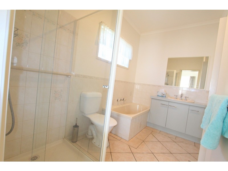 4 McCalman Court, Strathdale VIC 3550