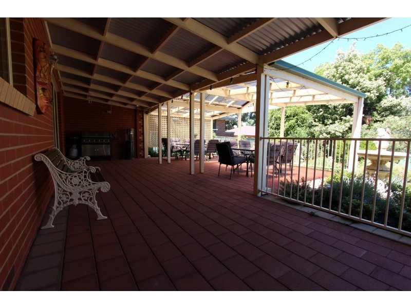 4 McCalman Court, Strathdale VIC 3550