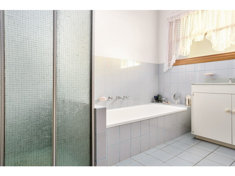 17 Summit Drive, Kennington VIC 3550