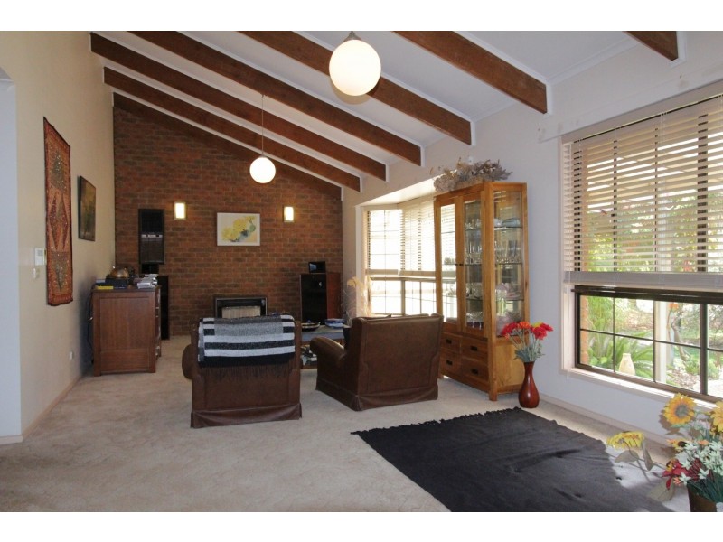 6 Oak Street, Golden Square VIC 3555