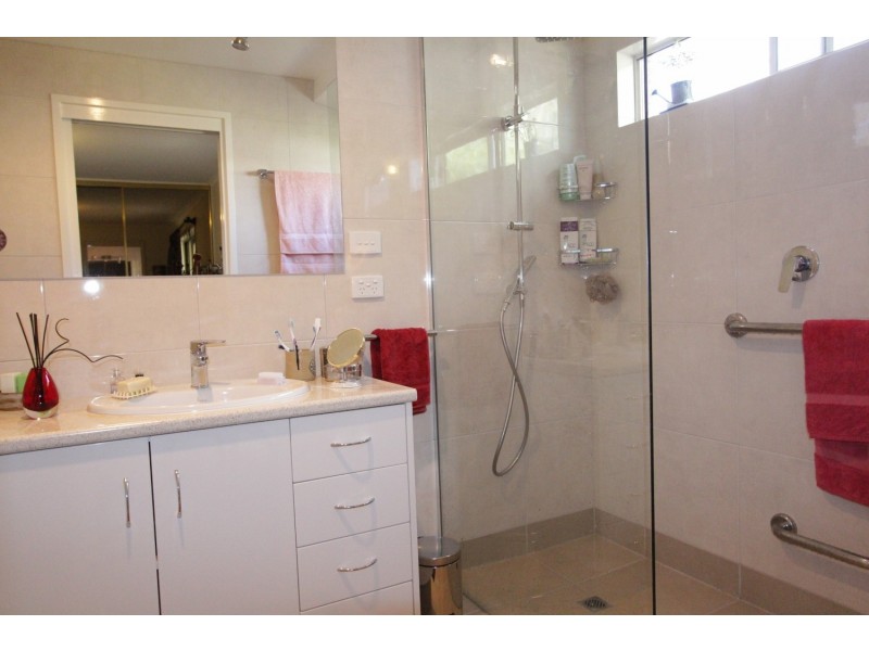 6 Oak Street, Golden Square VIC 3555
