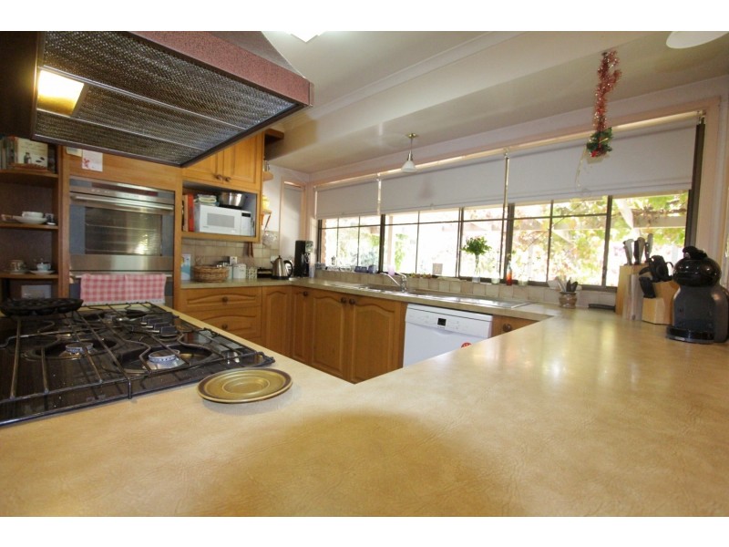 6 Oak Street, Golden Square VIC 3555
