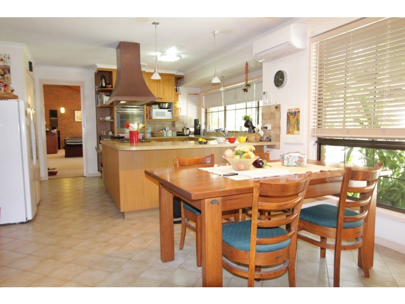 6 Oak Street, Golden Square VIC 3555