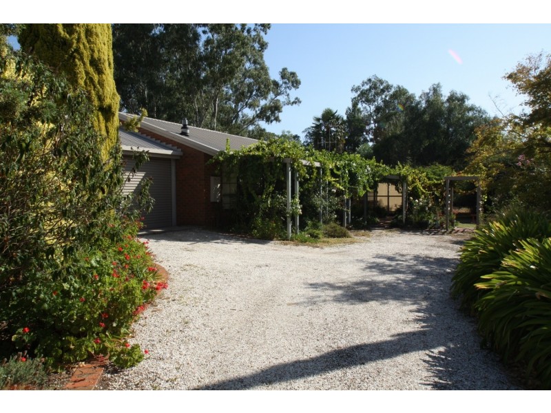 6 Oak Street, Golden Square VIC 3555